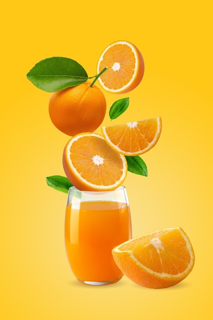 Kreatives Layout aus frischen Orangenfrüchten und einem Glas Orangensaft auf pastellorangefarbenem Hintergrund Fruchtminimalkonzept