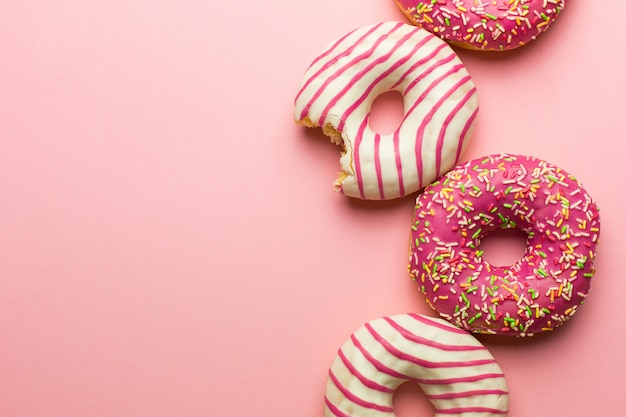 Kreatives Layout aus pink glasierten Donuts
