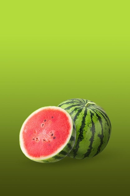 Kreatives Layout aus Wassermelonenfrüchten und isoliert auf Grün