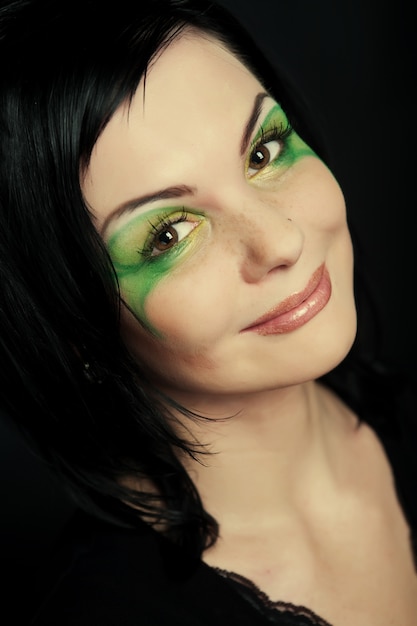 Kreatives Make-up. Junge Frau.