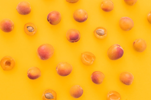 Kreatives Muster der frischen Aprikose im Quadrat auf gelbem Hintergrund