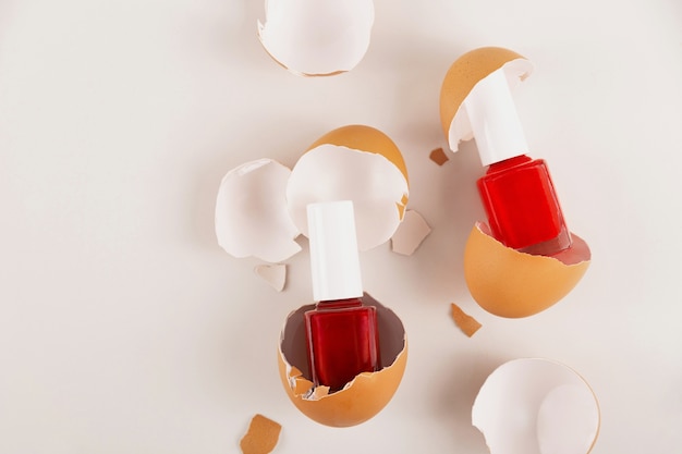 Kreatives Schönheitskonzept mehrere verschiedene rote Nagellacke in der Eierschale Vegane Bio-Kosmetik
