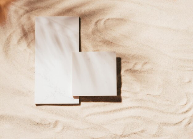 Kreatives sommerpodium aus marmorfliesen hintergrund aus sandkopienraum sonnenlicht und schattenmodell