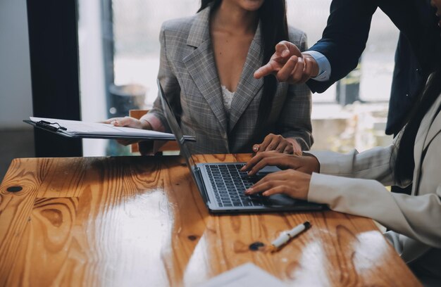 Kreatives Team diskutiert über die Arbeit im Büro Kleines Geschäft Teamarbeit Planung der Geschäftsstrategie Büroleben