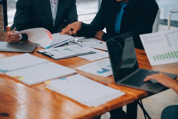 Kreatives Team diskutiert über die Arbeit im Büro Kleines Geschäft Teamarbeit Planung der Geschäftsstrategie Büroleben