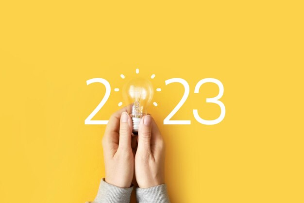 Kreativtext 2023 mit einer Glühbirne Ein Symbol für das kreative kommende Jahr 2023