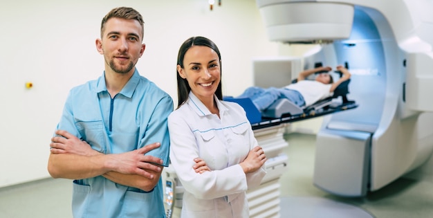 Krebsbehandlung in einer modernen medizinischen Privatklinik oder einem Krankenhaus mit Linearbeschleuniger. Professionelles Ärzteteam arbeitet, während sich die Frau einer Strahlentherapie gegen Krebs unterzieht