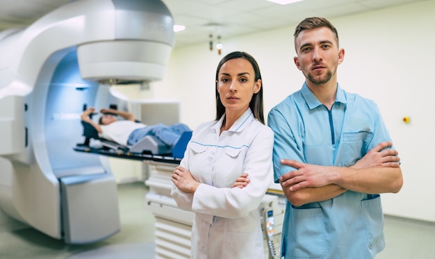 Krebsbehandlung in einer modernen medizinischen Privatklinik oder einem Krankenhaus mit Linearbeschleuniger. Professionelles Ärzteteam arbeitet, während sich die Frau einer Strahlentherapie gegen Krebs unterzieht