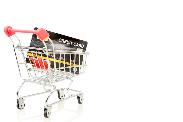 Kreditkarte im warenkorb für online-shopping auf weiß, work from home-konzept