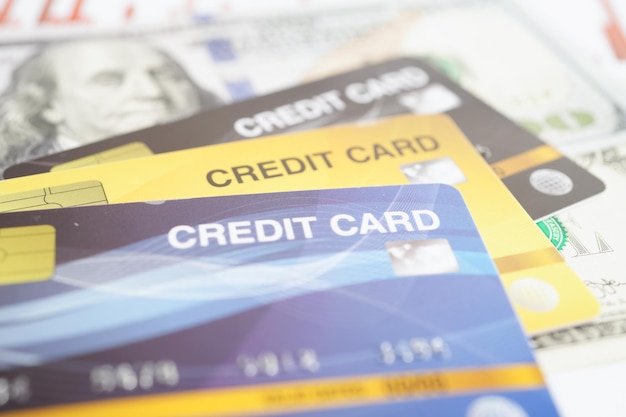 Kreditkarte mit Passwort-Tastensperre und US-Dollar-Banknotengeld-Sicherheitsfinanzierungsgeschäftskonzept