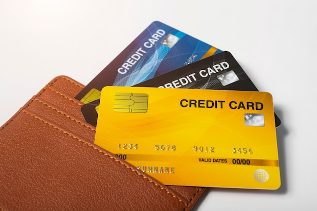 Kreditkarten in Ledergeldbörse auf weißem Hintergrund