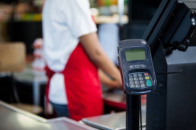 Kreditkartenterminal am Kassenschalter