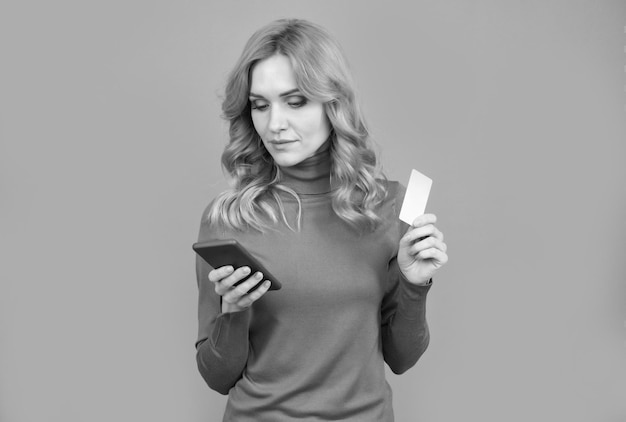 Kreditkartenzahlung auf mobilen Geräten Frau bezahlt mit Kreditkarte per Telefon Online-Shopping