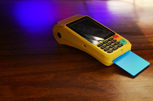 Kreditkartenzahlungsautomat. POS-Terminal und Bankkarte. Konzept von Zahlungen, Geld,