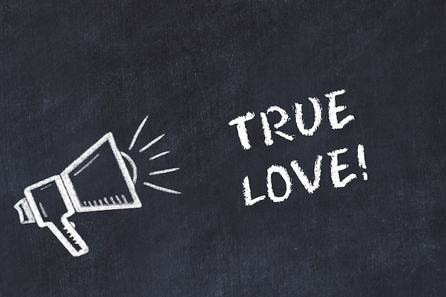 Kreidetafelskizze mit Lautsprecher und handschriftlichem Kurzmotto "True Love"