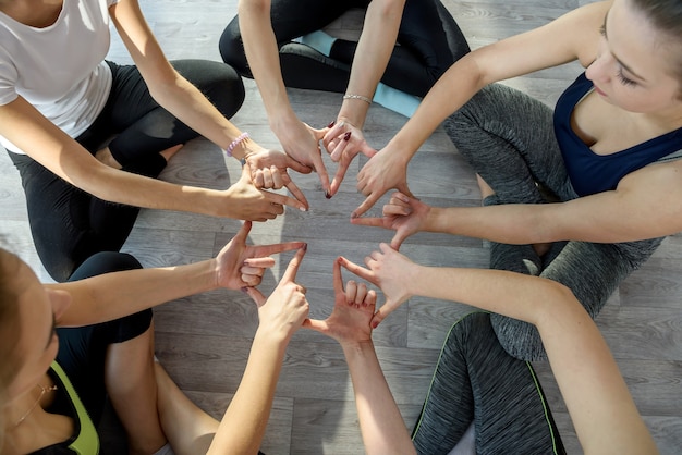 Kreis der menschlichen Hände, die Yoga-Übungen aus der Nähe machen