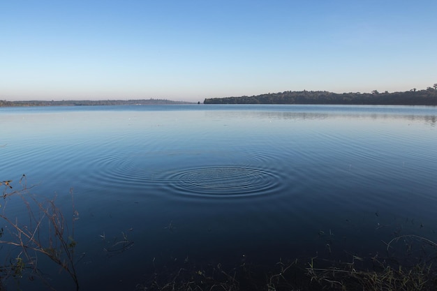 Kreise auf dem blauen See mit blauem Himmel