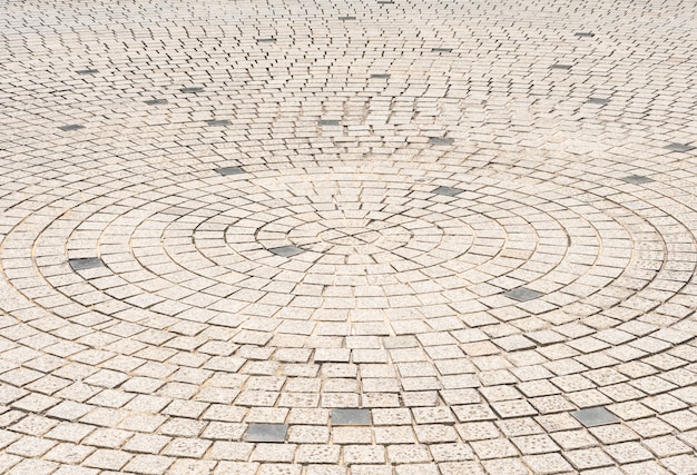 Kreisen Sie Steinfliesenbodendesign für Fußweg in der Mitte des städtischen Parks, Straßenstadtäußerhintergrund ein