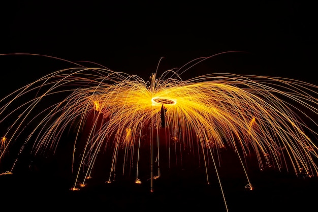 Kreisförmige rote Lichter mit Funken