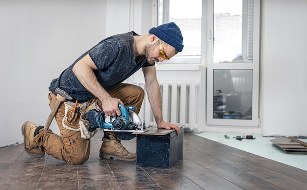 Kreissägenschreiner mit Kreissäge für Holz