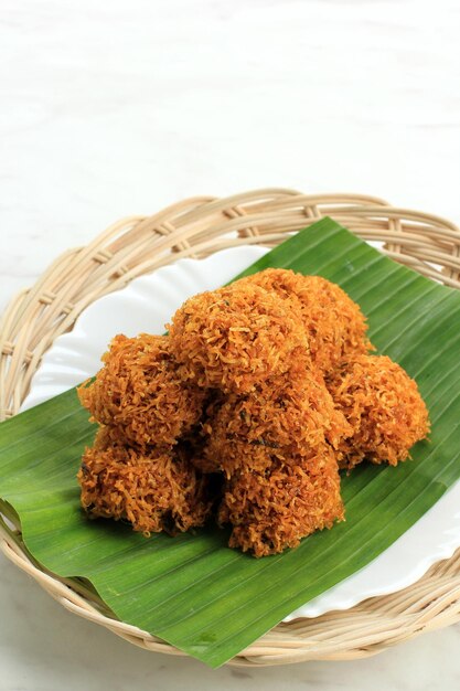 Kremes es batata crujiente con azúcar de palma bañada en aceite, refrigerio tradicional de Indonesia