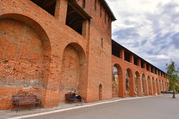 Kreml in Kolomna, rote Festung, rote Wand, Mauerwerk einer alten Festung