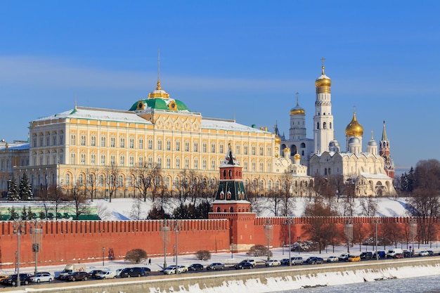 Kremlin de Moscou em manhã ensolarada de inverno
