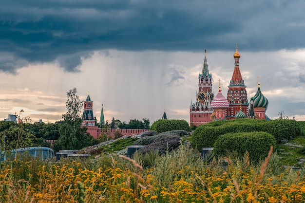 Kremlin de Moscou, uma bela vista do complexo arquitetônico do Kremlin de Moscou em um dia chuvoso de outono