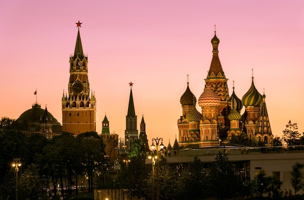 Kremlin de Moscú y la Catedral de San Basilio al atardecer Rusia