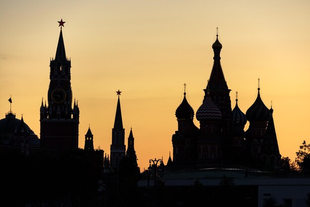 Kremlin de Moscú y la Catedral de San Basilio en la noche Rusia