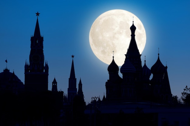 Kremlin de Moscú y la Catedral de San Basilio en la noche Rusia