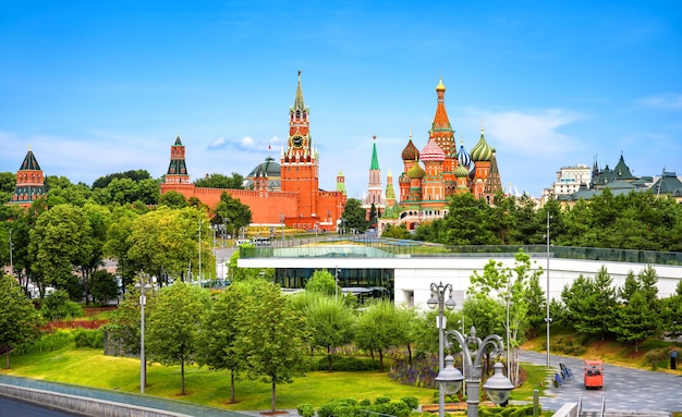 El Kremlin de Moscú y la Catedral de San Basilio vista desde el Parque Zaryadye Moscú Rusia