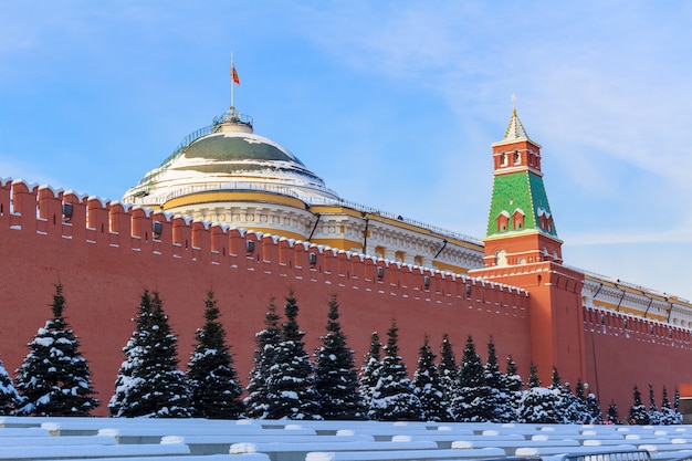 Kremlin de Moscú contra el cielo azul en invierno
