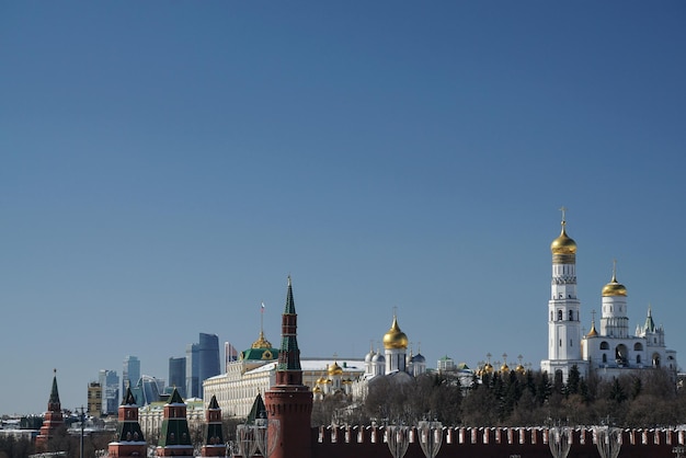 El Kremlin de Moscú en un día soleado de primavera