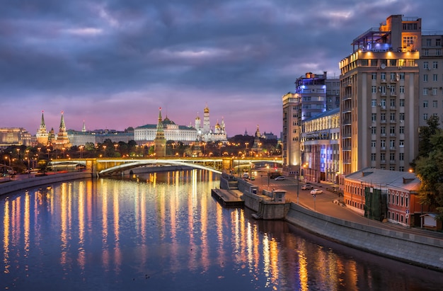 Kremlin de Moscú y el Gran Puente de Piedra con reflejo y la construcción del Teatro Estrada