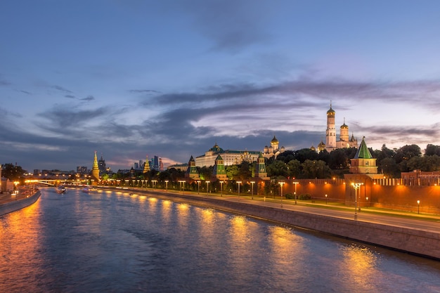 Kremlin de Moscú iluminado y río Moscor en la noche. Rusia