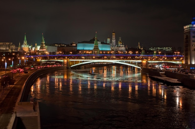 El Kremlin de Moscú de noche