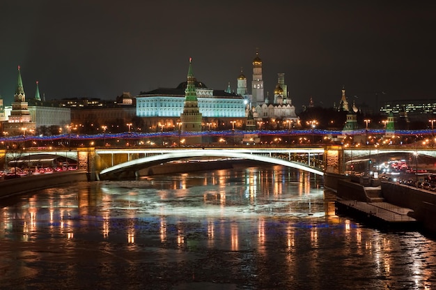 El Kremlin de Moscú de noche