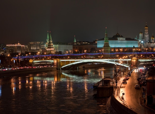 El Kremlin de Moscú de noche