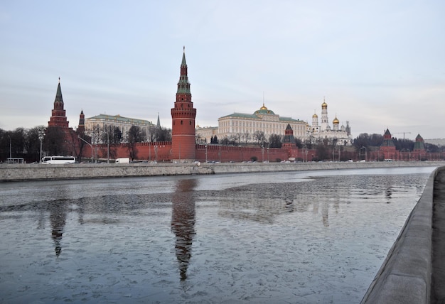 Kremlin de Moscú y terraplén del río Moscú