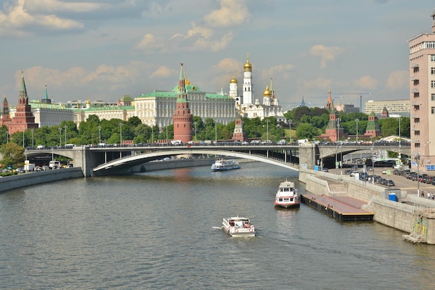 El Kremlin de Moscú y el terraplén del río Moscú