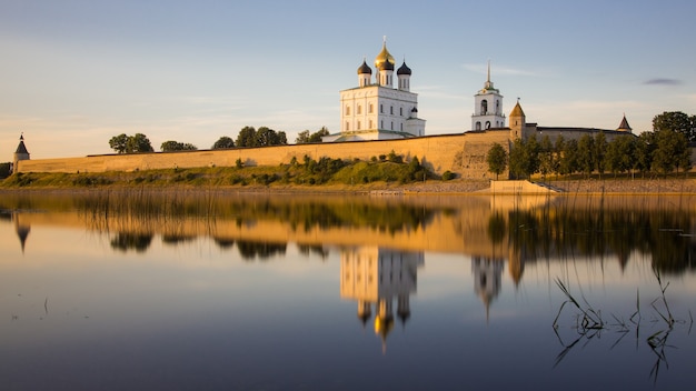 Kremlin de Pskov con muro de piedra rugosa y Catedral Troitsky ortodoxa rusa