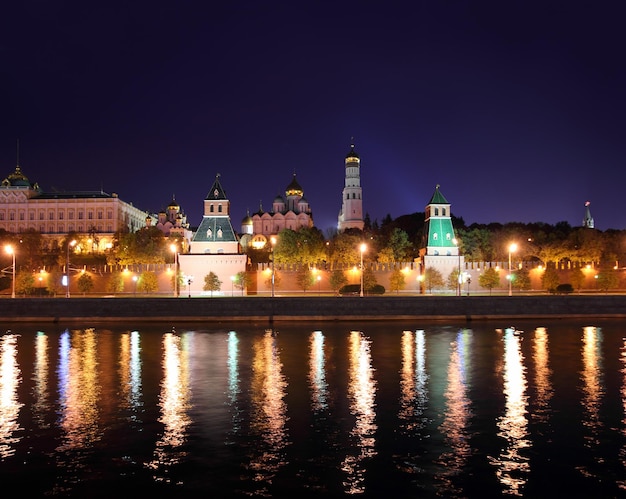 Kremlin del río en la noche en Moscú
