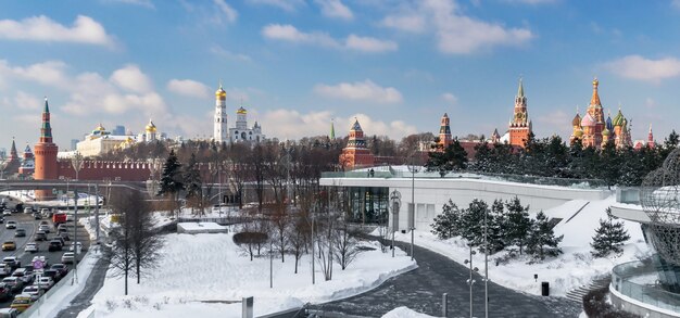 El Kremlin Wall St Basils Cathedral vista desde el parque Zaryadye en invierno Panorama Moscú Rusia