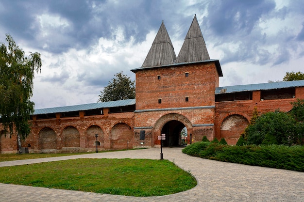 El Kremlin de Zaraysk es una ciudadela fortificada rectangular...