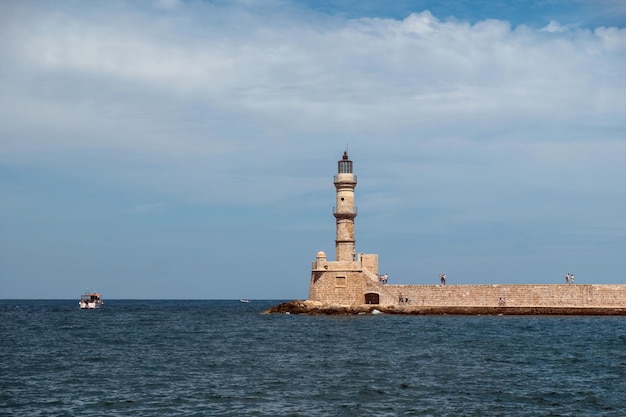 Kreta Griechenland Leuchtturm im venezianischen Hafen in der Altstadt von Chania Sonntag