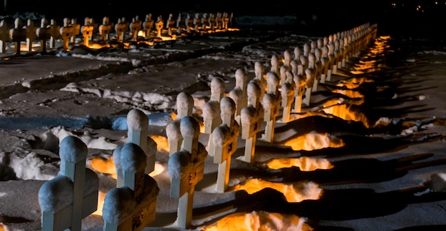 Kreuz auf dem Friedhof in der Nacht im Winter