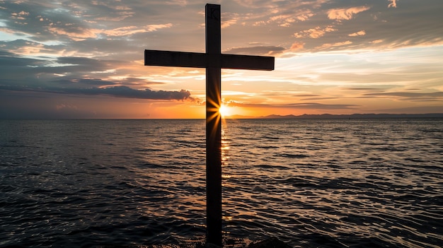Kreuz auf dem Meer bei Sonnenuntergang Christliches Symbol von Jesus Christus