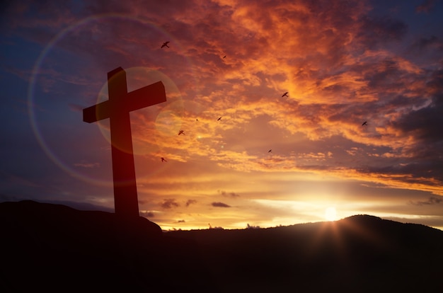 Foto kreuz auf verschwommen sonnenuntergang hintergrund,