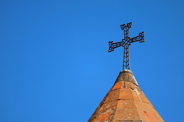 Kreuz der armenisch-apostolischen Kirche gegen den Himmel